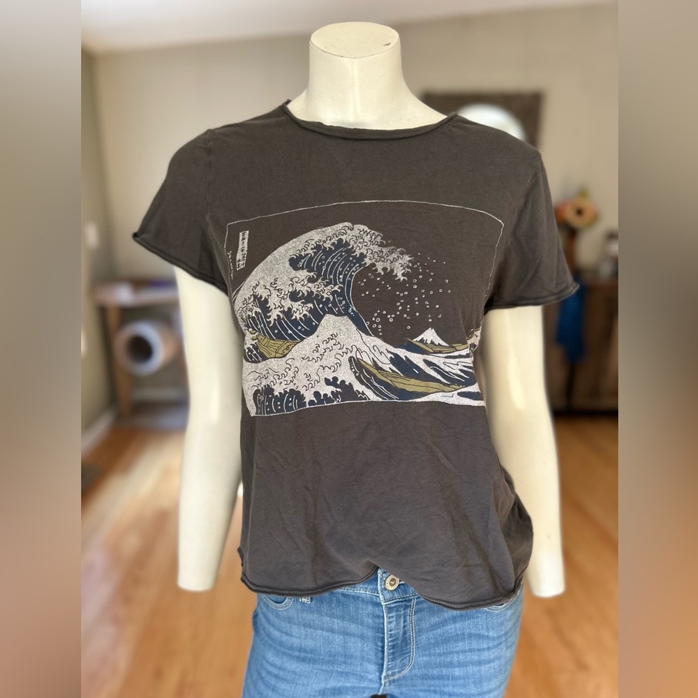 Gray t shirt with design